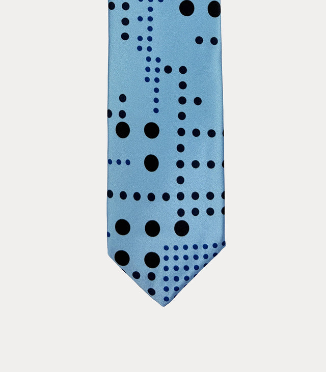 Cravatta Fabio Toma in seta azzurra con pois blu e neri di diverse dimensioni, dettaglio della pala.