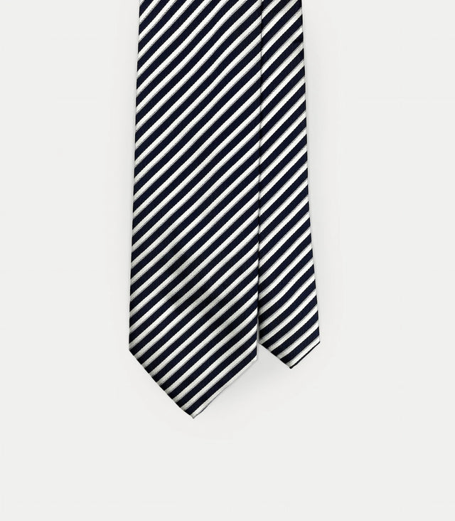 Cravatta lunga in seta blu navy con righe diagonali bianche