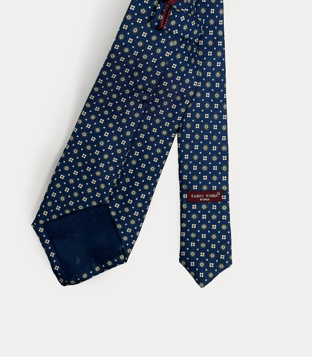 Dettaglio pattern medaglioni oro cravatta blu navy seta Made in Italy Fabio Toma Roma lunghezza 152 cm