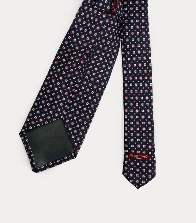Dettaglio pattern geometrico cravatta blu navy seta Made in Italy Fabio Toma Roma lunghezza 152 cm