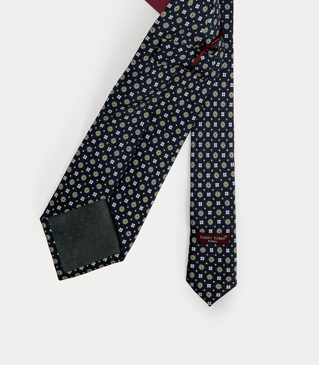 Dettaglio pattern medaglioni cravatta blu navy seta Made in Italy Fabio Toma Roma lunghezza 152 cm