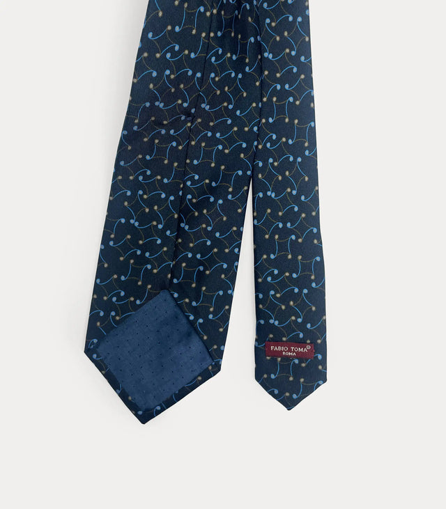 Vista posteriore della cravatta blu navy in seta che mostra il passante sartoriale e l'artigianalità Made in Italy.