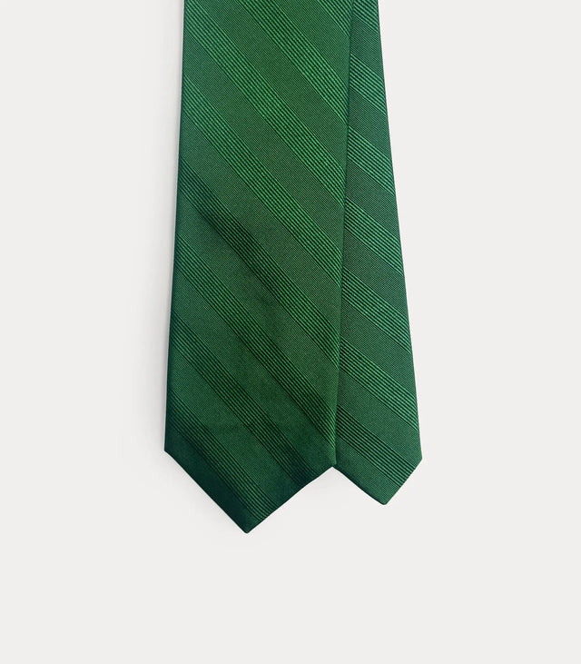 Cravatta Fabio Toma Roma in seta verde bosco con righe diagonali regimental e trama a rilievo.