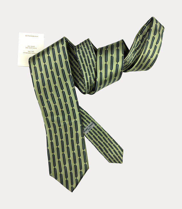 Cravatta verde pistacchio con geometrie verticali e codino a motivo ridotto, con logo Fabio Toma Roma stampato.