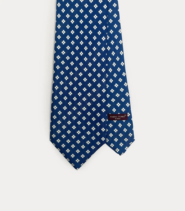 Cravatta Fabio Toma Roma in seta blu royal con micro pattern floreale bianco e dettaglio del passante.