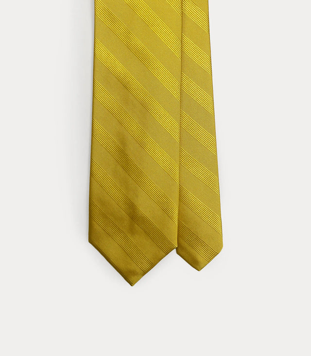 Dettaglio frontale della cravatta Fabio Toma Roma in seta giallo sole a righe regimental diagonali