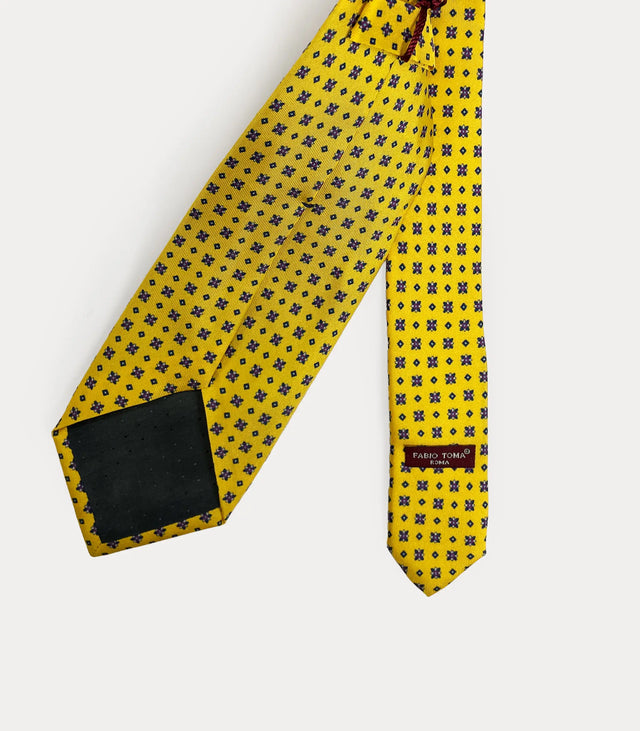 Retro della cravatta in seta gialla con dettaglio del passante e manifattura artigianale Made in Italy.