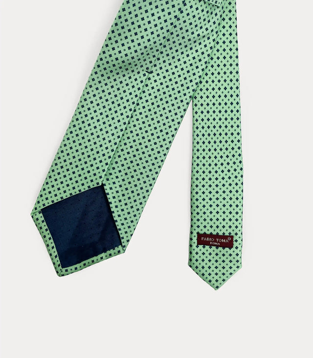 Vista posteriore della cravatta verde salvia in seta con dettaglio del passante e finiture sartoriali Made in Italy.