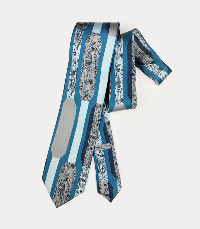 Cravatta a fasce blu petrolio, celesti e tortora con fiori, codino coordinato e logo Fabio Toma Roma stampato.