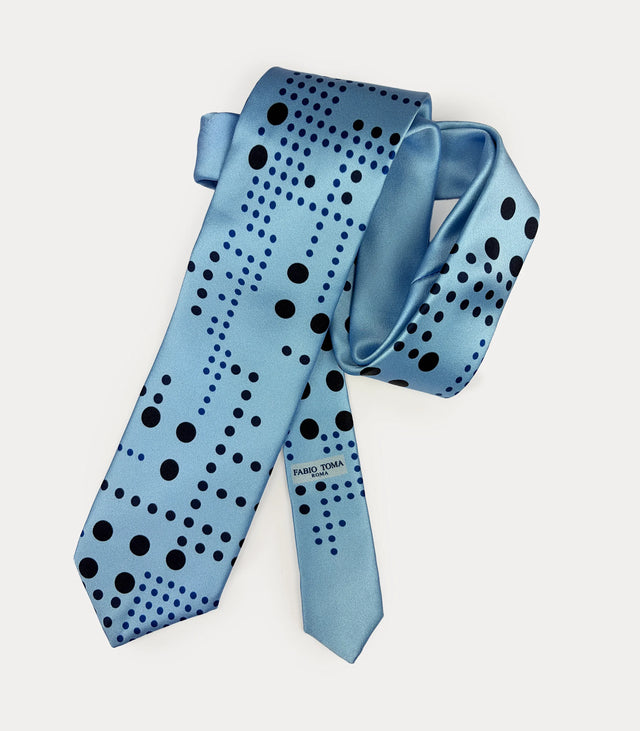 Cravatta azzurra a pois blu e neri, ripiegata con codino coordinato e logo Fabio Toma Roma stampato.