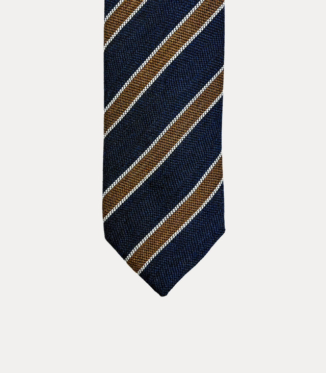 Cravatta Fabio Toma Q812 in lana e seta blu navy a spina di pesce, con righe diagonali ocra bordate di avorio.