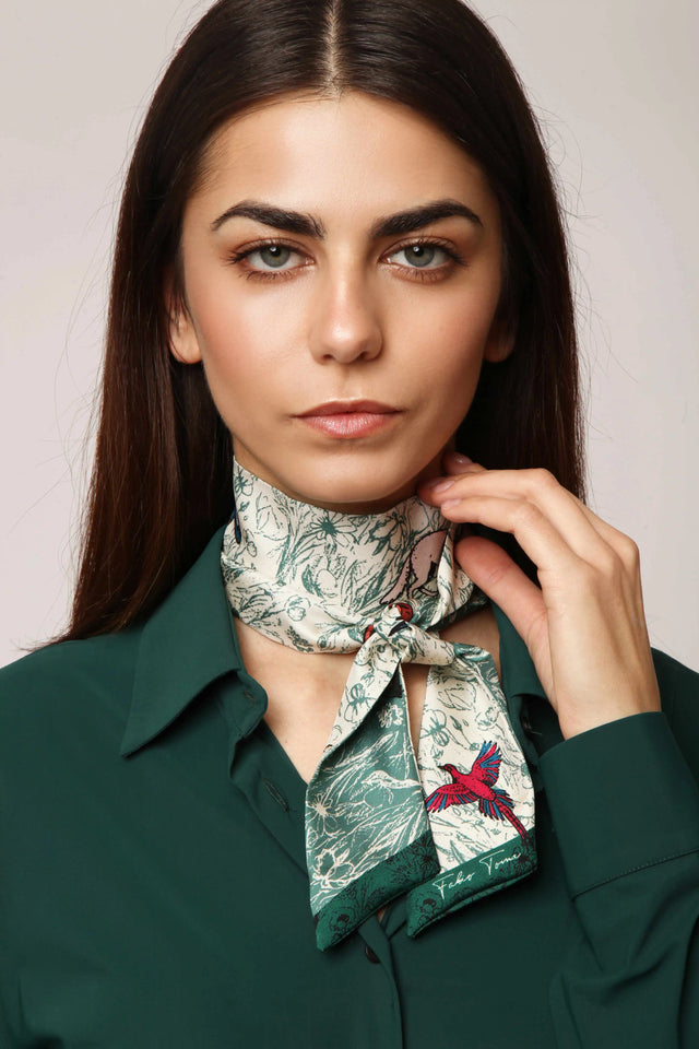 Donna con Twilly in seta verde e avorio annodato al collo Fabio Toma