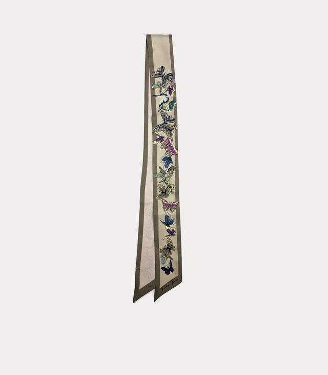 Nastro twilly lungo piegato a metà con sfondo beige, bordi verde oliva e una stampa elegante di farfalle multicolore che volano verso l'alto.