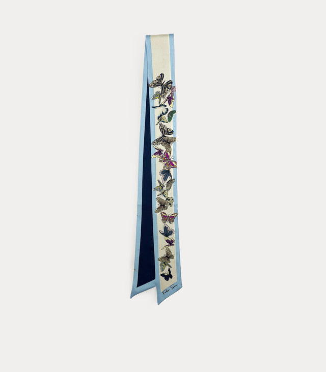 Vista completa del twilly che evidenzia la disposizione verticale delle farfalle e il contrasto tra fondo avorio e bordi azzurri.