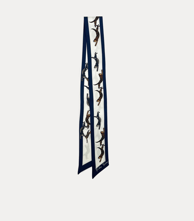 Vista completa del twilly disteso, che mostra l’intera lunghezza del design con i leopardi alternati su fondo avorio e bordi blu a contrasto.