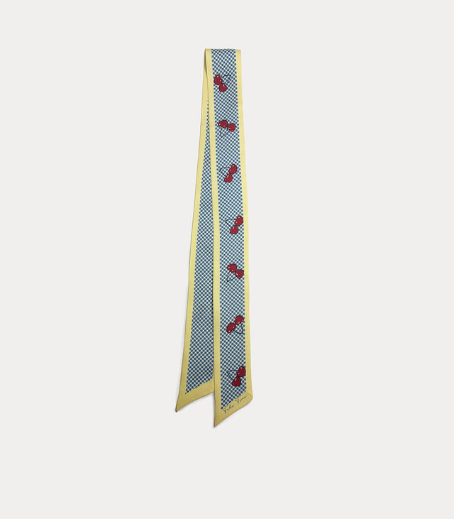 Twilly in seta 100% disposto in verticale su sfondo chiaro, con fantasia geometrica azzurra e piccoli motivi a ciliegie rosse, rifinito con bordo giallo