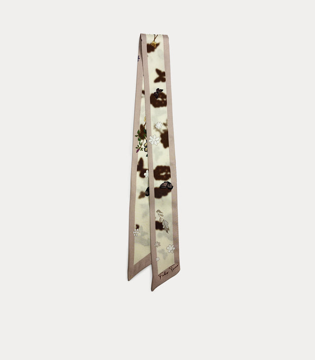 Twilly in seta 100% disposto verticalmente su sfondo chiaro, con base beige naturale e decorazioni floreali e farfalle distribuite lungo tutta la lunghezza