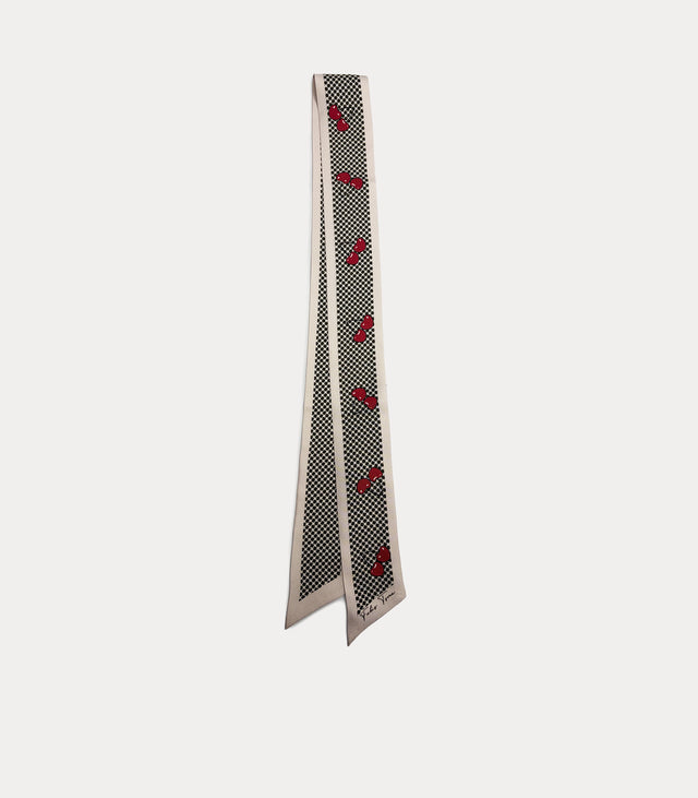 Twilly in seta 100% disposto verticalmente su sfondo chiaro, con base beige, micro pattern geometrico nero e decorazioni a ciliegie rosse distribuite lungo tutta la lunghezza