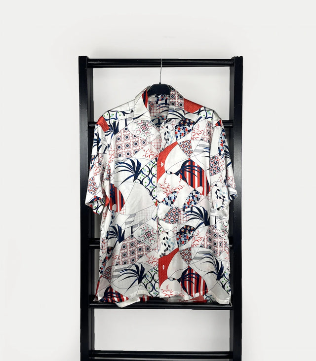 Camicia uomo in seta elasticizzata a manica corta con stampa fantasia blu, rossa e nera su fondo bianco