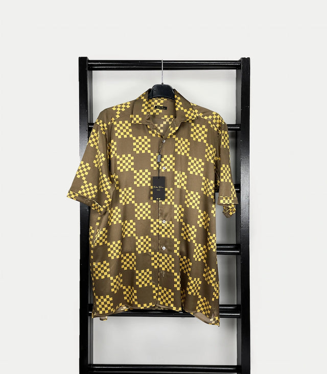 Camicia uomo in seta elasticizzata a manica corta con motivo a scacchiera gialla e marrone