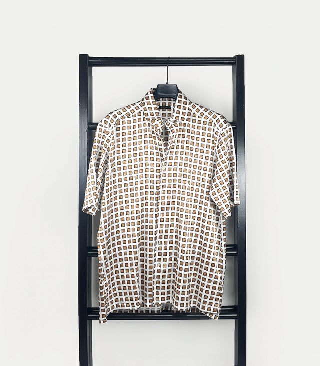 Camicia uomo in seta a manica corta con motivo geometrico marrone e nero su fondo bianco