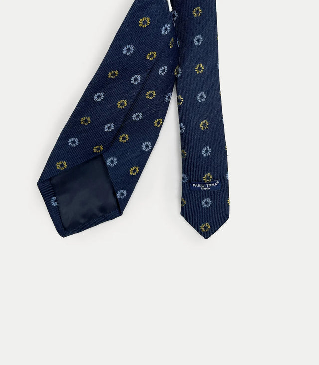 Retro della cravatta blu con micro fiori gialli e celesti – dettaglio sartoriale