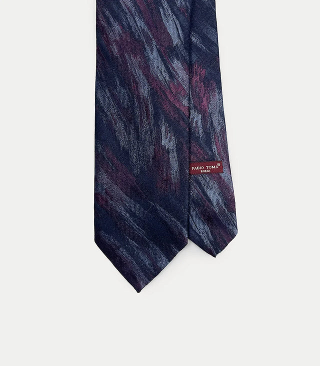 Cravatta blu scuro in seta con motivo astratto rosso e grigio