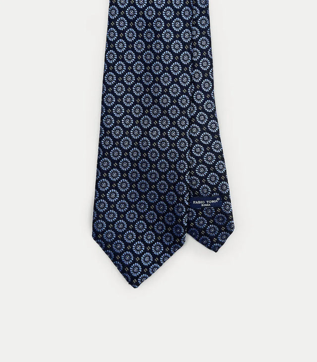 Cravatta blu scuro con motivo geometrico azzurro in lana e seta