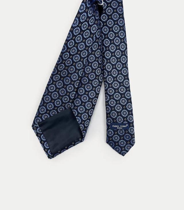 Retro della cravatta blu scuro con motivo geometrico azzurro – dettaglio sartoriale