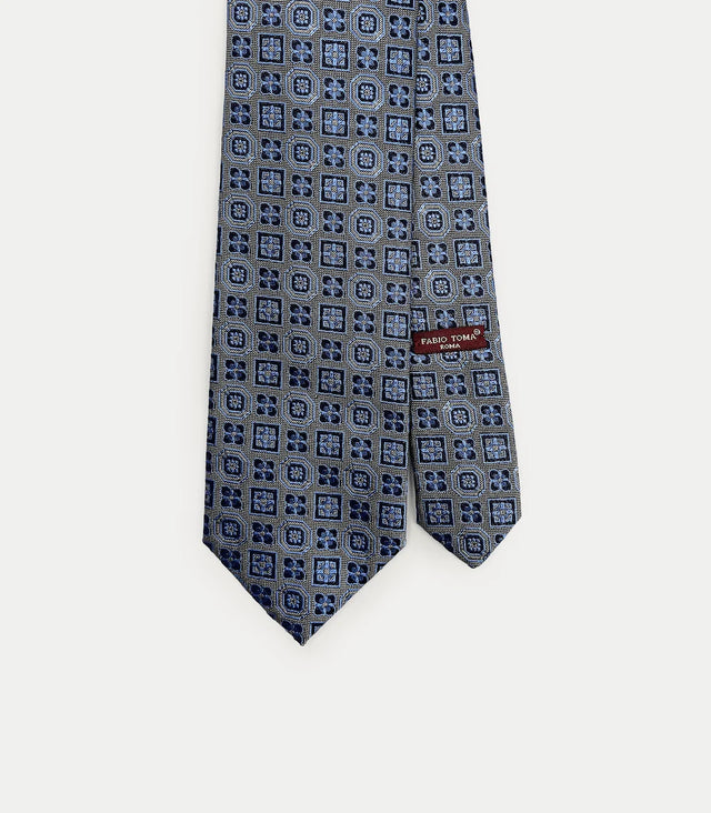 Cravatta grigio perla in seta con motivi geometrici blu