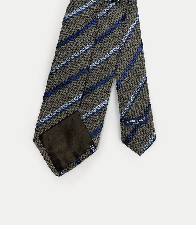 Retro della cravatta marrone con righe blu in lana e seta – dettaglio sartoriale