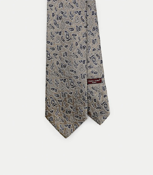 Cravatta paisley blu e bianco su fondo beige in seta