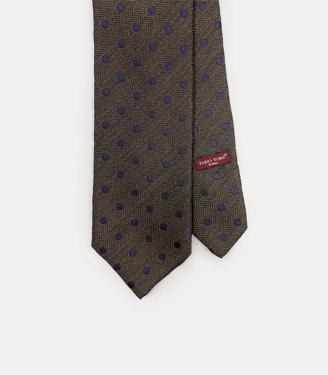 Cravatta marrone a pois blu in seta, fondo chevron – vista frontale
