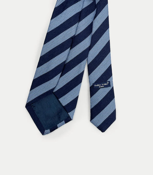Retro della cravatta blu con righe azzurre in lana e seta – dettaglio sartoriale