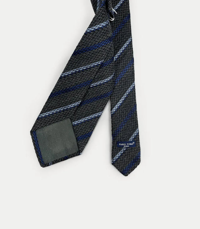 Retro della cravatta grigia con righe blu e celesti in lana e seta – dettaglio sartoriale
