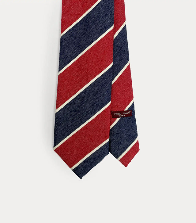 Cravatta regimental in pura seta a righe diagonali rosso e blu navy con profili bianchi fatta a mano in Italia.