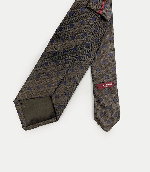 Cravatta marrone a pois blu in seta – dettaglio retro con etichetta Fabio Toma