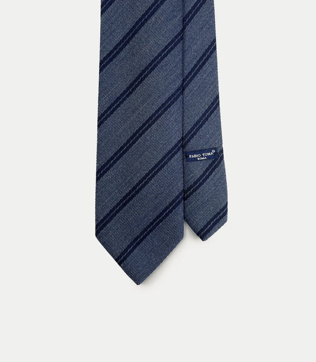 Cravatta azzurra in seta con righe diagonali blu navy