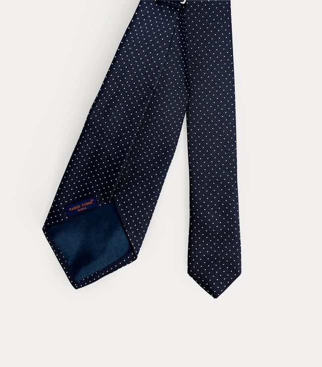 Cravatta blu navy in pura seta con micro pois bianchi fatta a mano in Italia.