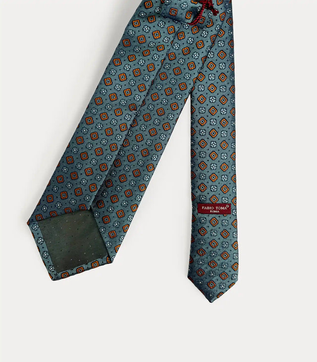 Cravatta Fabio Toma Roma ottanio in seta con motivo geometrico arancio e bronzo, fatta a mano.